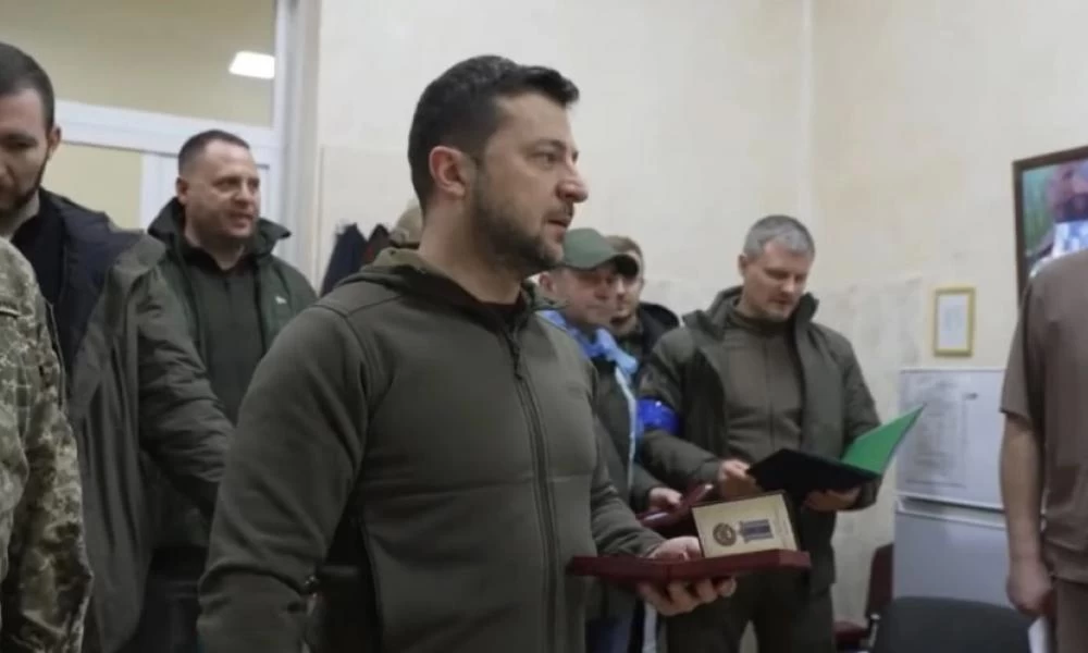 Πόλεμος στην Ουκρανία: Ο Ζελένσκι επισκέφθηκε τραυματίες μαχητές σε πολεμικό νοσοκομείο (βίντεο)